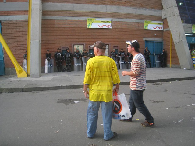 El papá y el hermano de Sirley pasan junto a la policía antidisturbios El papá y el hermano de Sirley pasan junto a la policía antidisturbios
