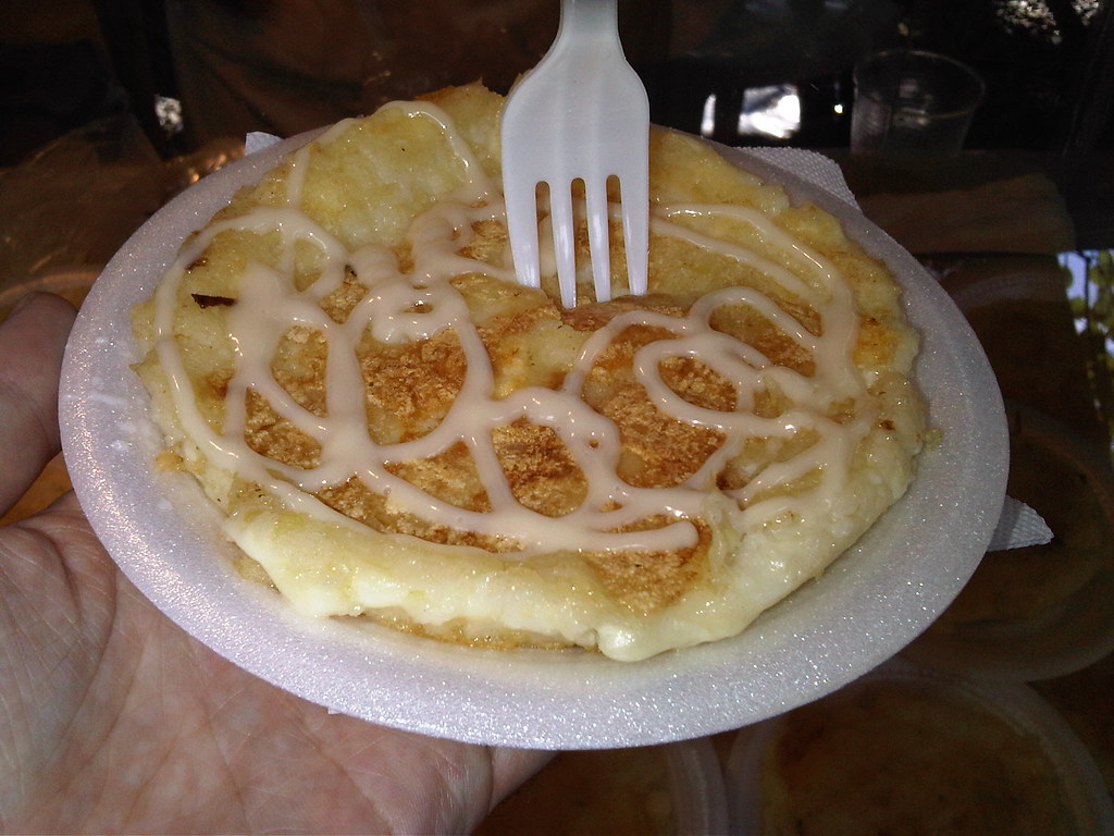 Arepa con queso y lecherita. Hasta ahora, solo he visto la leche condensada rociada encima en Medellín. Compré esta arepa particular en el Jardín Botánico.