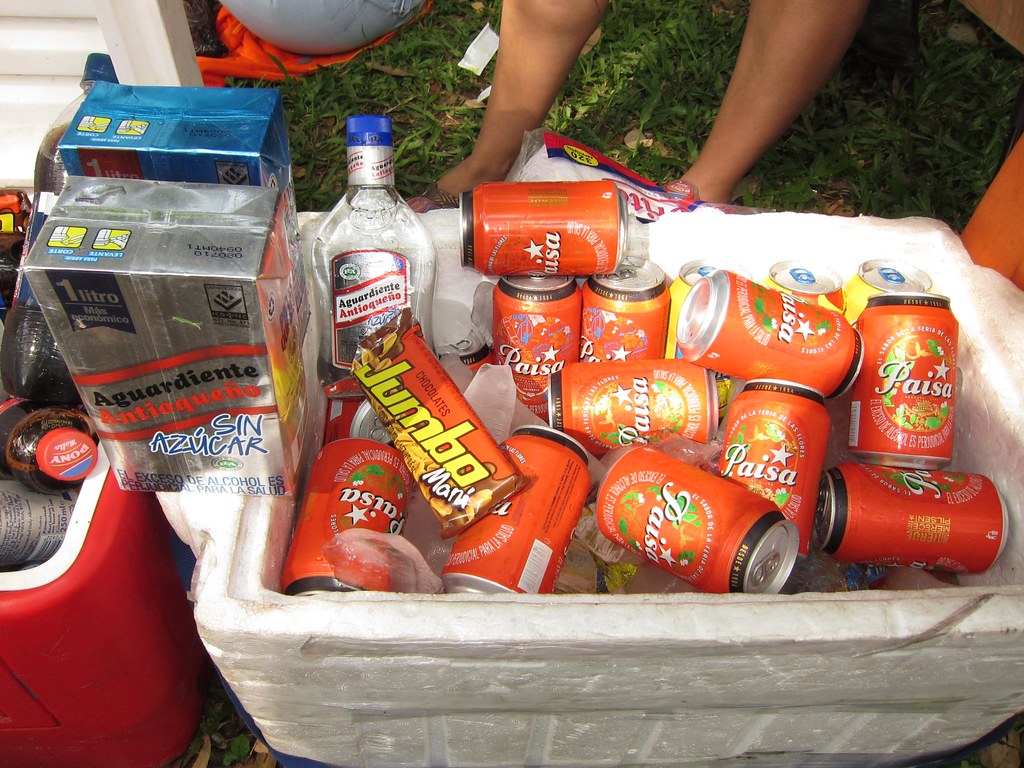La cerveza fría y el Aguardiente son elementos básicos de la cultura de fiesta callejera colombiana. Durante los festivales, una nevera llena de ambos nunca está a más de un brazo de distancia.