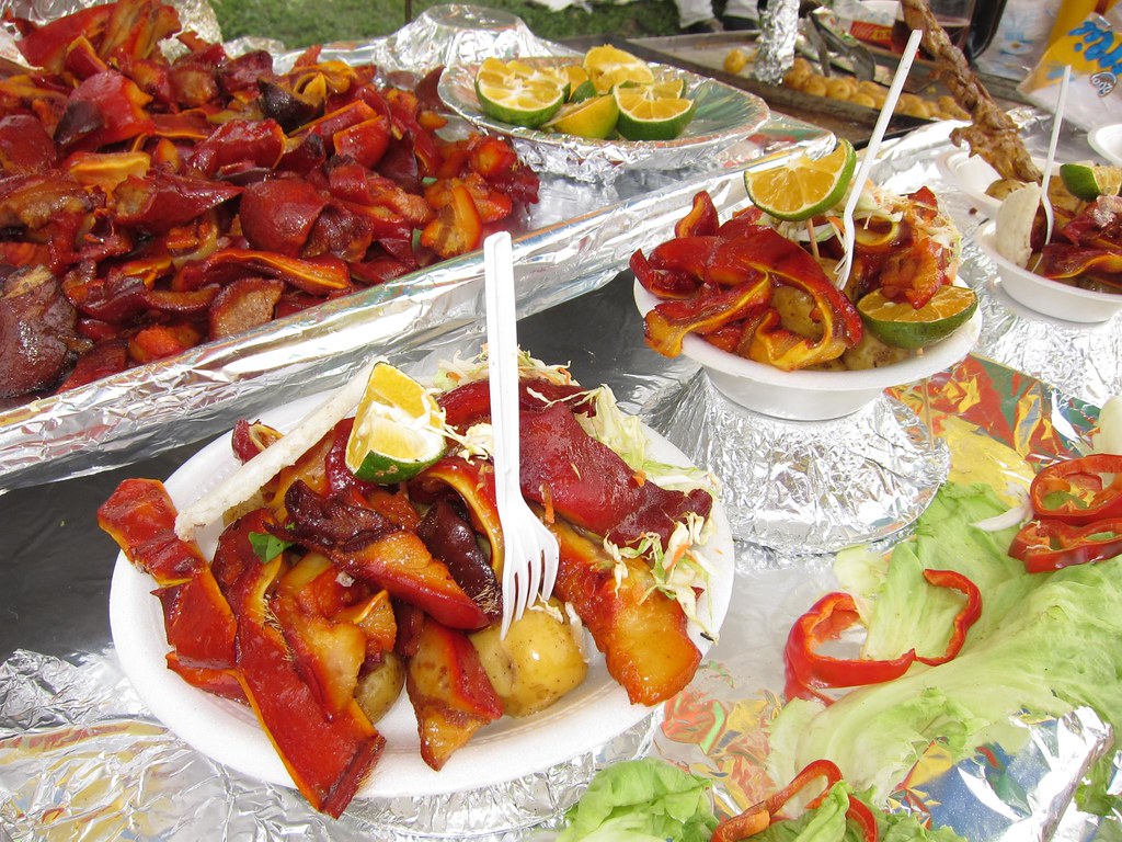 Los colombianos aman su chicharrón, servido aquí con papas, limón y ensalada.