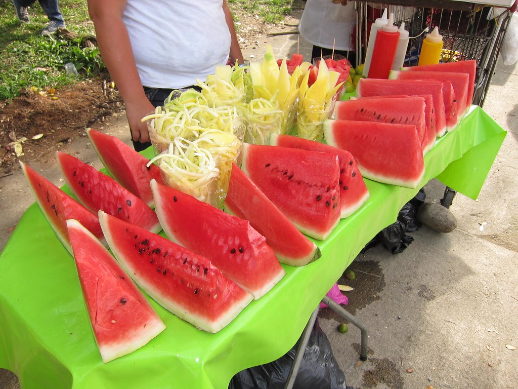 Frutas frescas como la sandía y el mango ofrecen un descanso refrescante de las comidas calientes más grasosas y saladas.