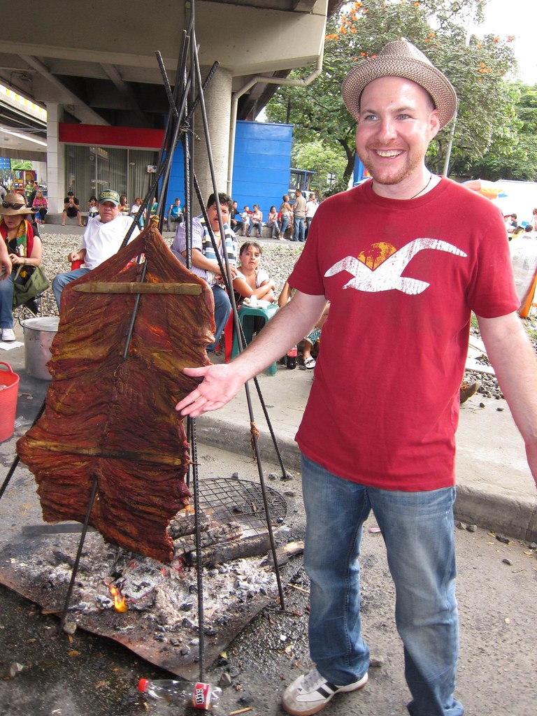 Un gran trozo de carne se cocina en la calle.