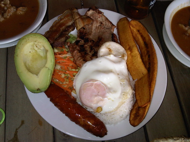 La Bandeja Paisa es un plato regional antioqueño, pesado en colesterol y sodio. La Bandeja Paisa es un plato regional antioqueño, pesado en colesterol y sodio.