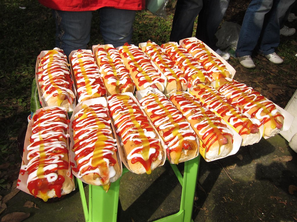 Los perros calientes en Colombia vienen por defecto bañados con varias salsas, incluyendo kétchup, mostaza y mayonesa. Esto hace una presentación colorida, sin embargo tienden a ser mucho más desordenados de comer que en los EE. UU., donde tienes más control al agregar los aderezos.
