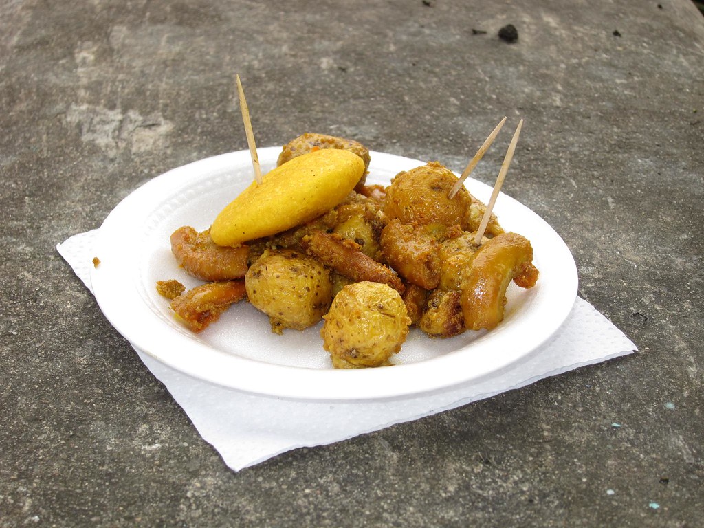 En Guatapé, mi amigo Troy me retó a comer chunchullo (intestinos), un snack popular. Mastiqué y mastiqué, pero no pude tragar los pedazos intestinales. Más tarde aprendí que no se habían cocinado lo suficiente, por lo que tenían la consistencia del caucho. Tampoco me gustó el sabor.