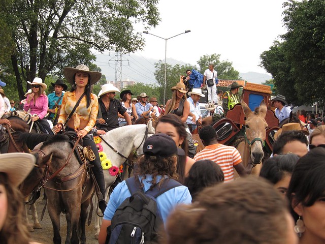 En algunos puntos, el desfile se convirtió en una abrumadora multitud de caballos, camiones y espectadores. En algunos puntos, el desfile se convirtió en una abrumadora multitud de caballos, camiones y espectadores.