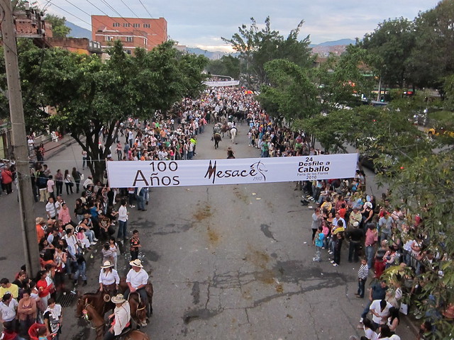 La Cabalgata de 2010 terminó alrededor del atardecer, dejando mucha caca de caballo para los barrenderos. La Cabalgata de 2010 terminó alrededor del atardecer, dejando mucha caca de caballo para los barrenderos.