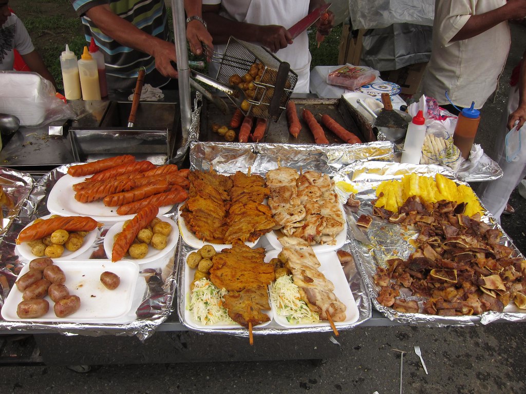 Pollo, carne, papas y ensalada componen el plato típico de comida callejera en Colombia. Encontrarás estas combinaciones en cada festival, desfile y fiesta callejera.