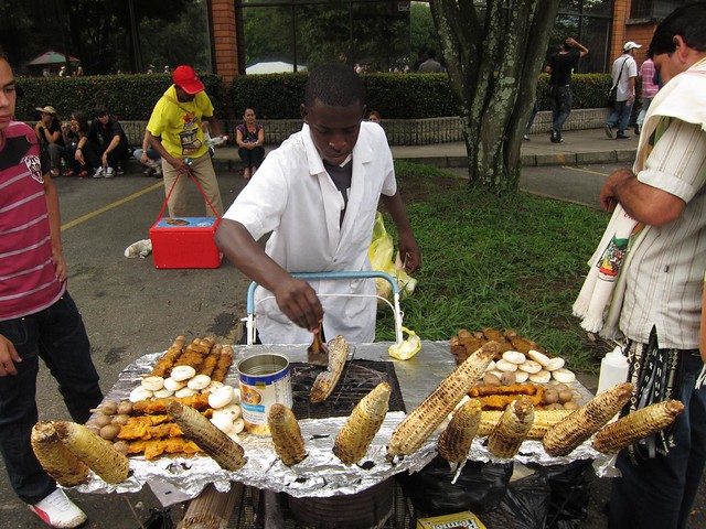 Un vendedor ambulante cocina mazorcas, un pasabocas popular. Un vendedor ambulante cocina mazorcas, un pasabocas popular.