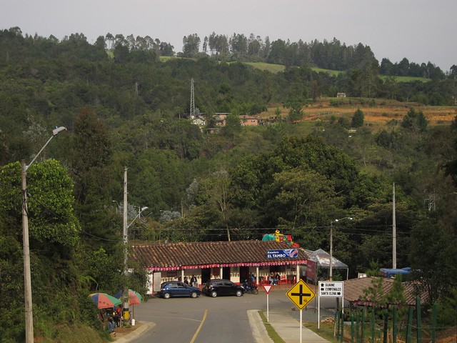 La vía desde el metrocable hasta la entrada del parque Piedras Blancas. La vía desde el metrocable hasta la entrada del parque Piedras Blancas.