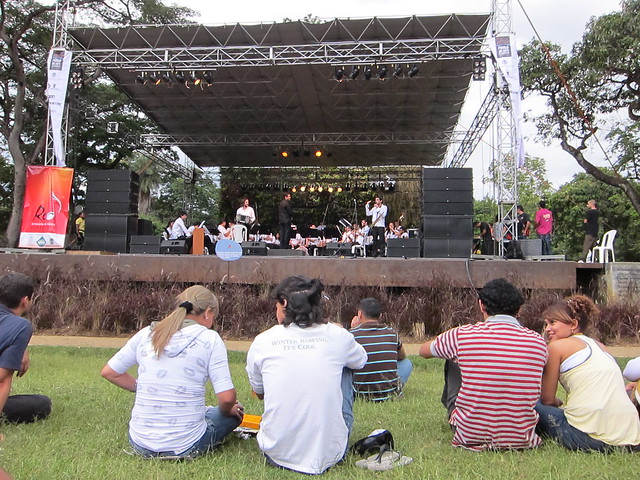 Viendo la presentación de tango argentino en el escenario principal. Viendo la presentación de tango argentino en el escenario principal.