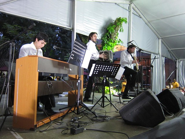 Una segunda presentación más íntima del grupo de tango. Una segunda presentación más íntima del grupo de tango.