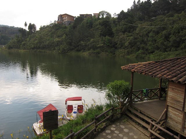 Vista del lago, con el hotel del parque en lo alto de una colina. Vista del lago, con el hotel del parque en lo alto de una colina.