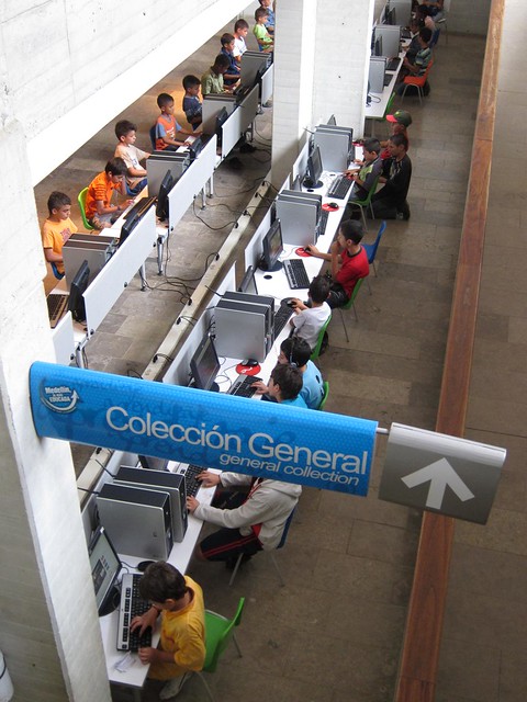 Niños haciendo uso del acceso gratuito a internet Niños haciendo uso del acceso gratuito a internet