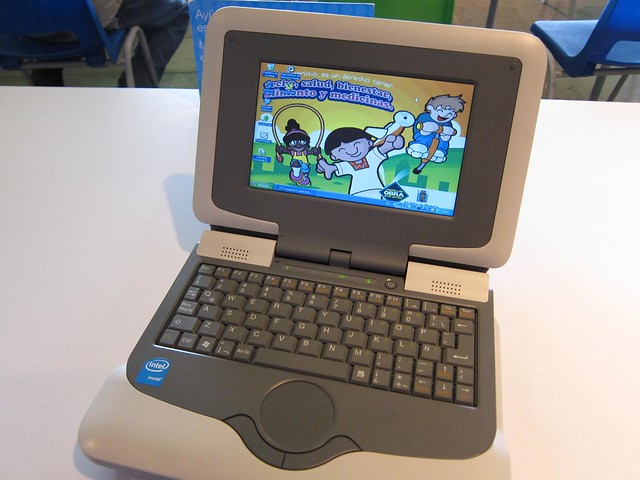 Mini portátiles para que los niños usen Hay mini portátiles disponibles para que los niños usen en la biblioteca.