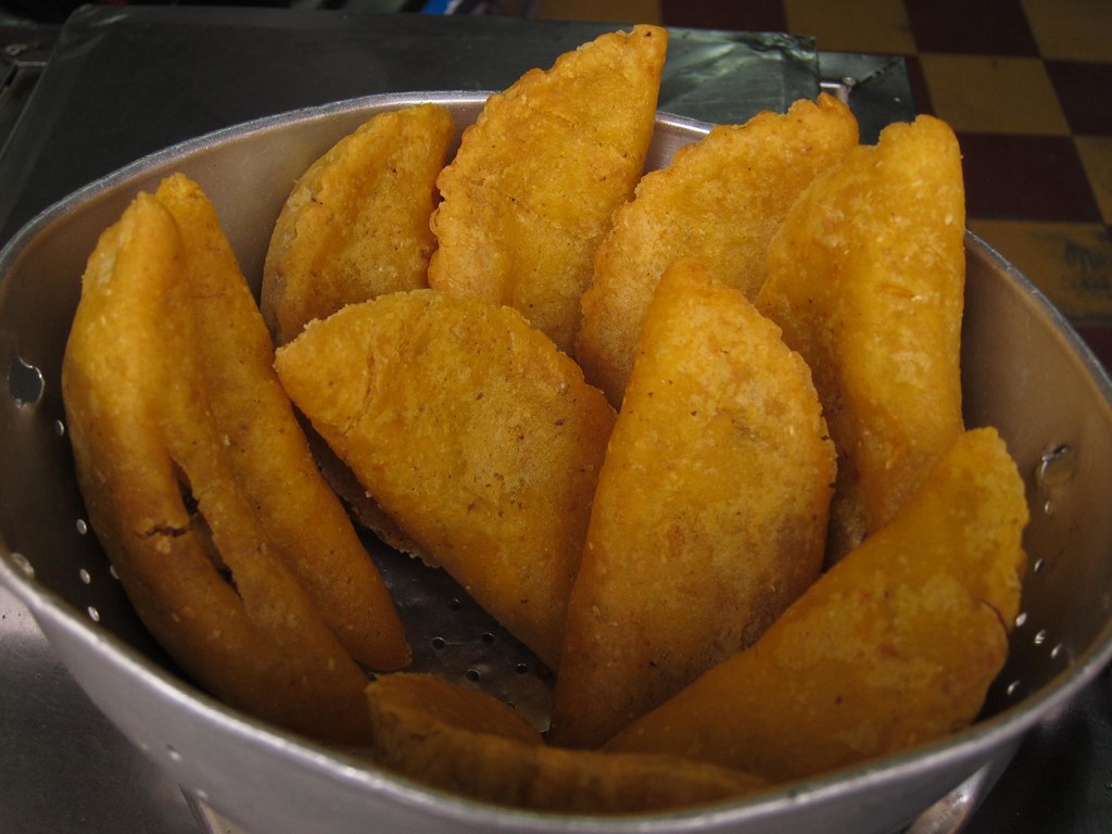 Las empanadas están en todas partes. Algunas tiendas, como esta en el barrio San Antonio de Cali, dejan una canasta de ellas para que la gente se sirva. Usualmente se ofrecen con carne, pollo o papas.