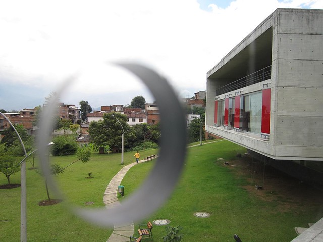 Vista desde la biblioteca Grandes agujeros en las ventanas permiten que el aire fresco entre a la biblioteca.