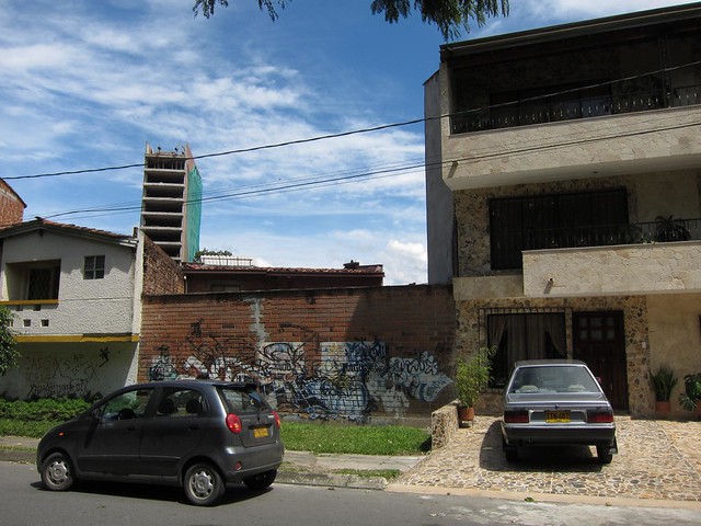 Where Pablo Escobar was killed Pablo Escobar was killed running across the roof above the wall of graffiti on December 2, 1993