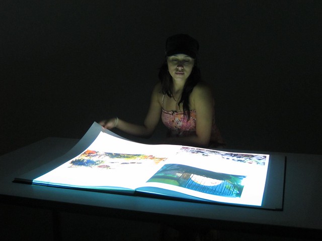 Carolina hojea páginas iluminadas