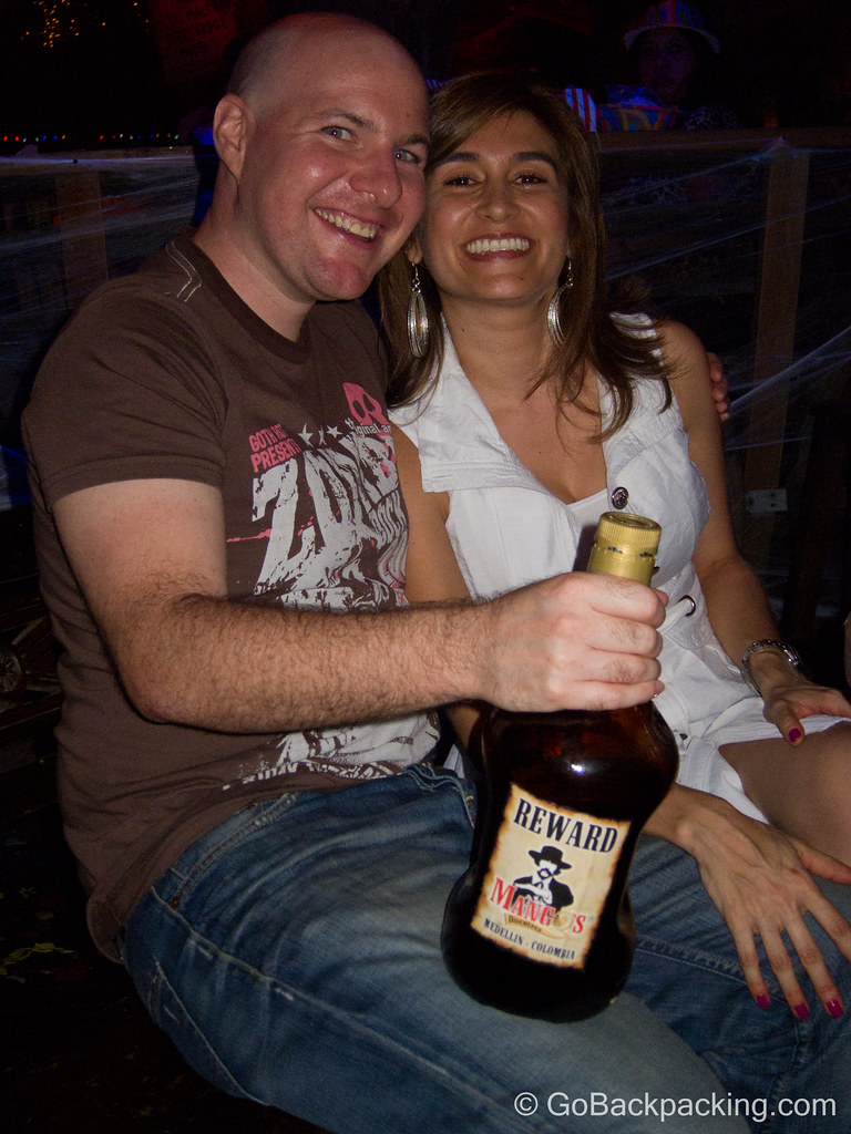Lina y yo con la botella de ron de nuestra mesa. ¡No nos tomó mucho tiempo vaciarla!