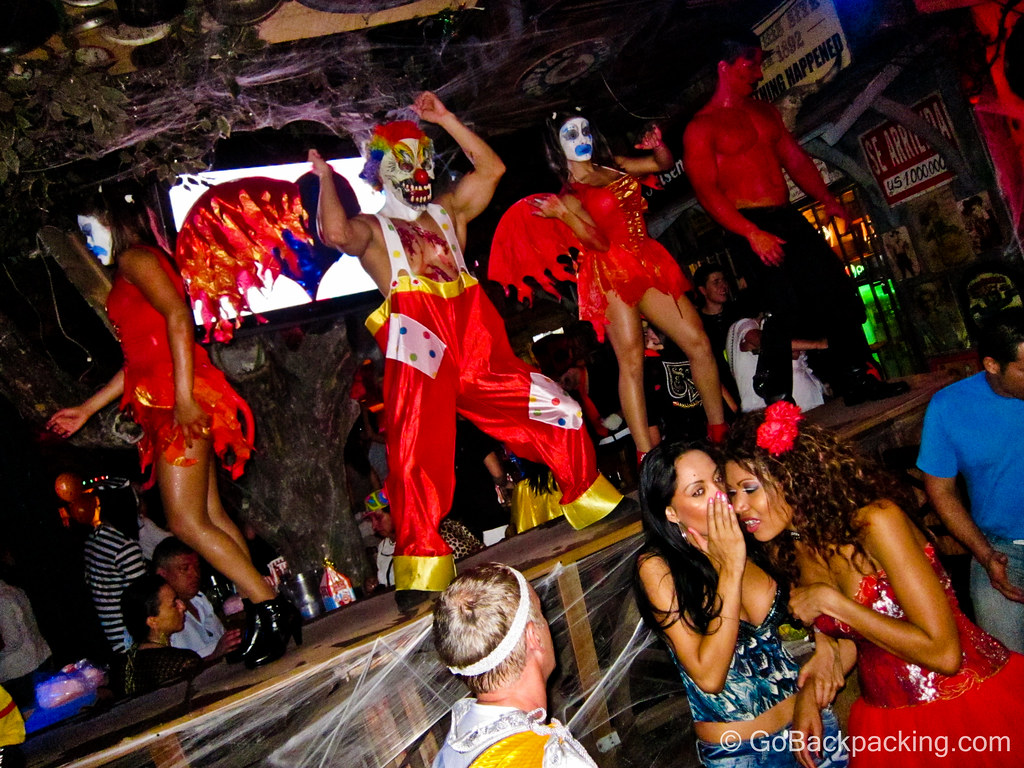 Los bailarines profesionales (de la casa) de Mango's estaban en pleno efecto, aunque sus atuendos no eran ni de cerca tan sexis como los de los clientes.