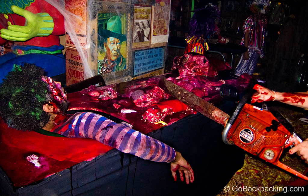 Entre la taquilla y el club había un pasillo del terror. La motosierra que se usaba para cortar este desastre sangriento sonaba sorprendentemente real, y con la niebla falsa y la poca luz, parecía una escena sacada directamente de una película de terror moderna.