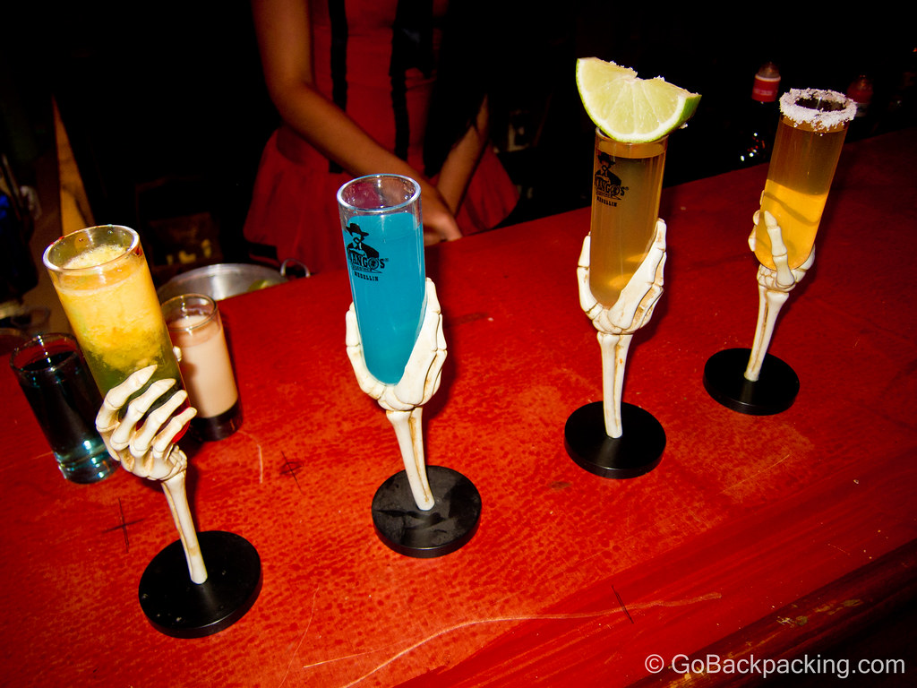 Shots coloridos en exhibición en la barra.