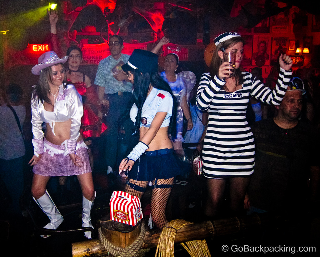 Además de las chicas en la barra, muchas chicas, como estas en la mesa junto a nosotros, estuvieron bailando en sus sillas toda la noche.