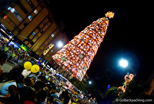 Gran árbol de Navidad en el centro de Medellín Gran árbol de Navidad en el centro de Medellín.