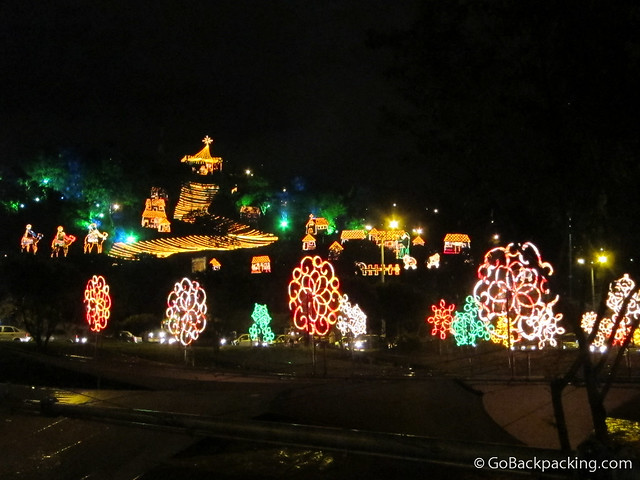 Luces navideñas La exhibición de luces navideñas de diciembre de 2010 en el Cerro Nutibara vista desde el río Medellín