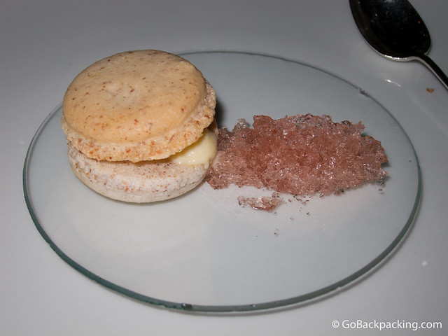 Momento 15: macarrón con helado de flan de limón y gelatina de champán. Momento 15: macarrón con helado de flan de limón y gelatina de champán.