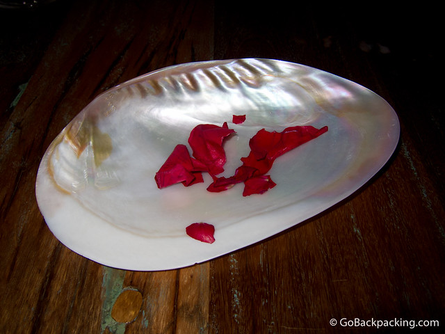 Momento 19: pétalos de rosa usados para limpiar tus manos (y dejarlas suaves y con sensación de frescura). Momento 19: pétalos de rosa usados para limpiar tus manos (y dejarlas suaves y con sensación de frescura).