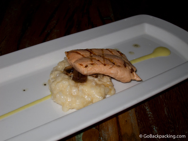 Momento 9: primer plano de salmón y risotto blanco con aceite de trufa y salsa de aguacate (no se muestra: gelatina de tomate). Momento 9: primer plano de salmón y risotto blanco con aceite de trufa y salsa de aguacate (no se muestra: gelatina de tomate).