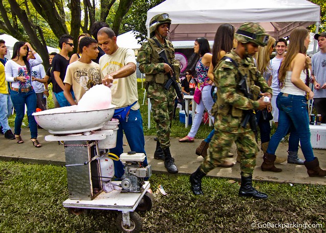 Soldados colombianos Soldados colombianos patrullan el área