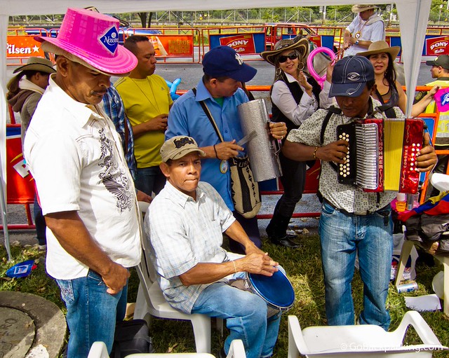 Banda colombiana Un grupo de hombres rockea a lo largo de la ruta del desfile