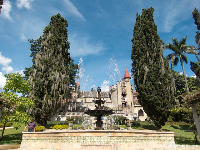Fuente y jardines del castillo