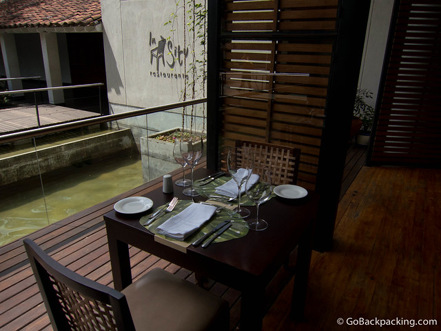 Mesa para dos, junto al agua