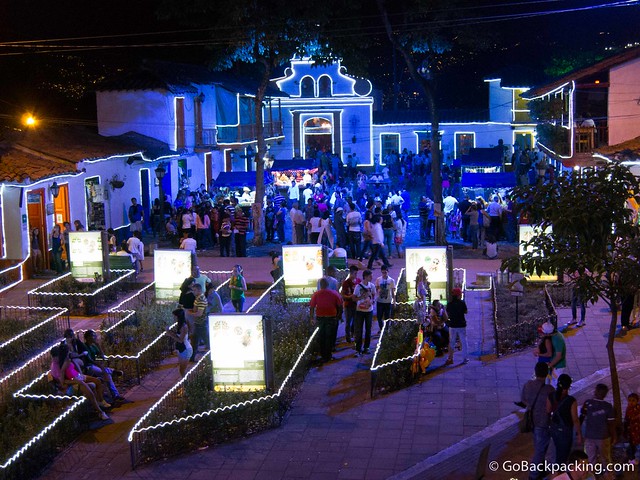 Luces navideñas La exhibición de luces navideñas de 2012 en Pueblito Paisa