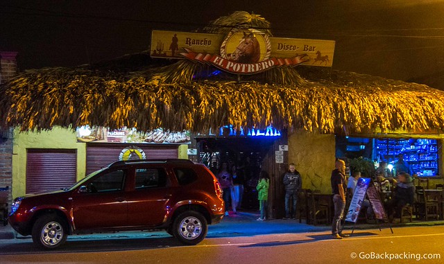 El Potrero El Potrero, una discoteca con temática de establo (se traduce literalmente como «potrero»)