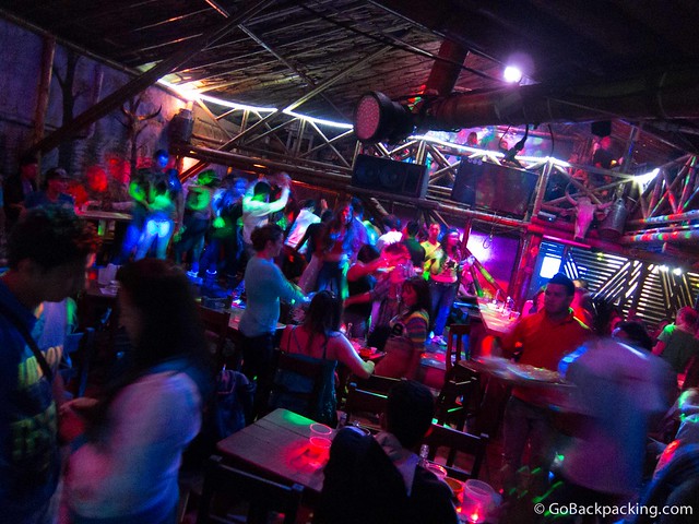 Discoteca El Potrero Al interior de la discoteca El Potrero, alrededor de las 12:30 a. m. de un sábado por la noche