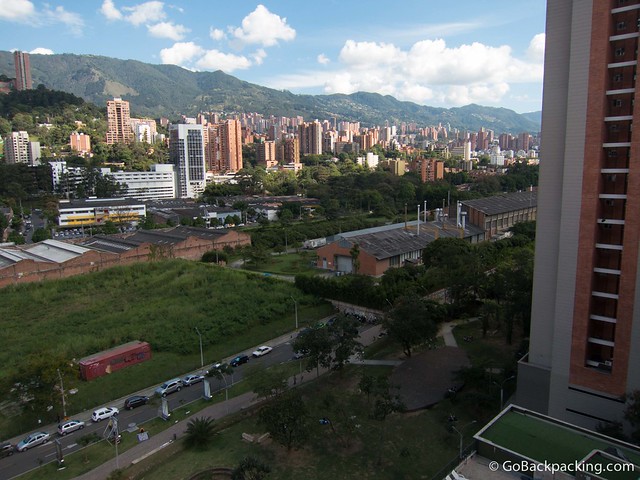 Poblado Una vista al sureste hacia el resto de El Poblado. El parque se puede ver en la parte inferior, en primer plano