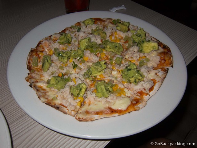 Pizza de pollo BBQ con queso, aguacate y maíz