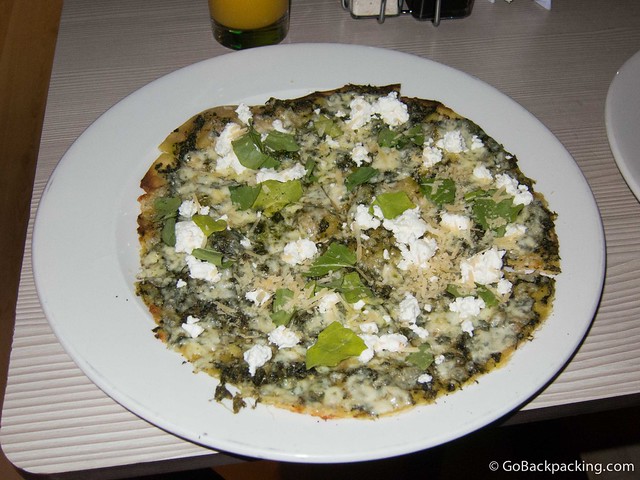 Pizza de tres quesos con salsa pesto