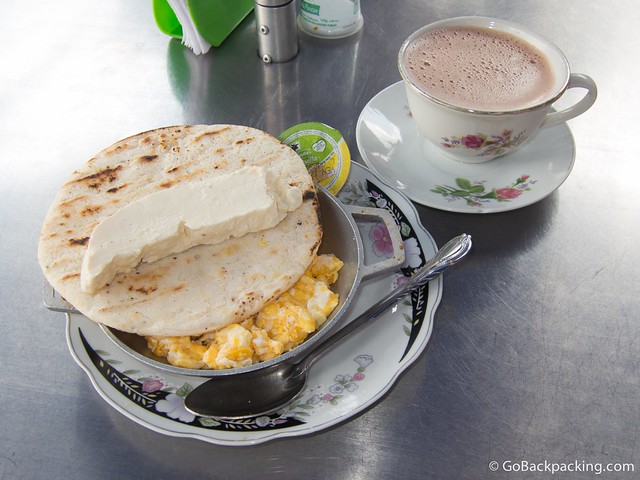 Arepa con huevos, queso, y chocolate caliente