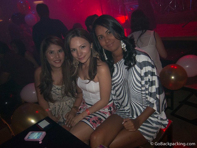 Las dos Vivianas Desde la derecha: mi cita Viviana, Viviana la cumpleañera, y una amiga de las dos