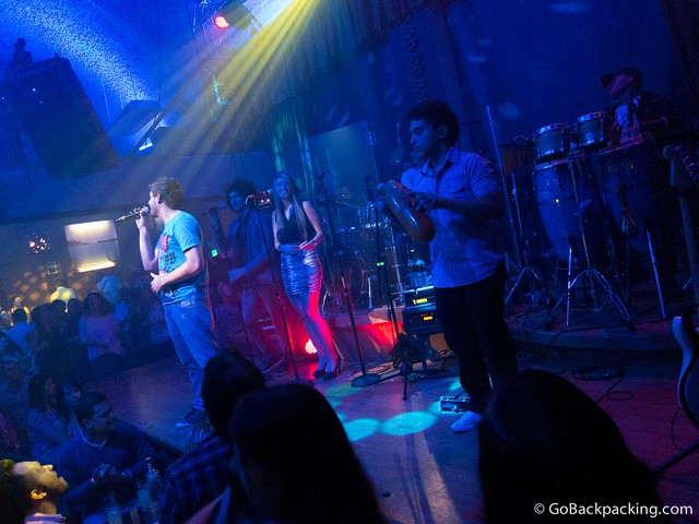 La banda de la casa La banda durante su primer set