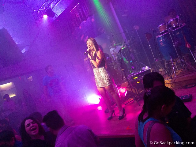 Cantante femenina La cantante femenina de la banda