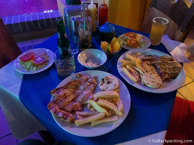 Platos de pollo con papas fritas y ensaladas de acompañamiento Platos de pollo con papas fritas y ensaladas de acompañamiento