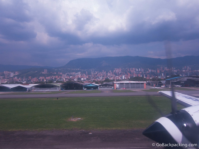 Aterrizando en el aeropuerto Olaya Herrera; El Poblado se ve hacia el oriente (derecha)