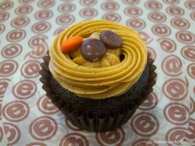 Cupcake de mantequilla de maní y chocolate Cupcake de mantequilla de maní y chocolate de Reese's